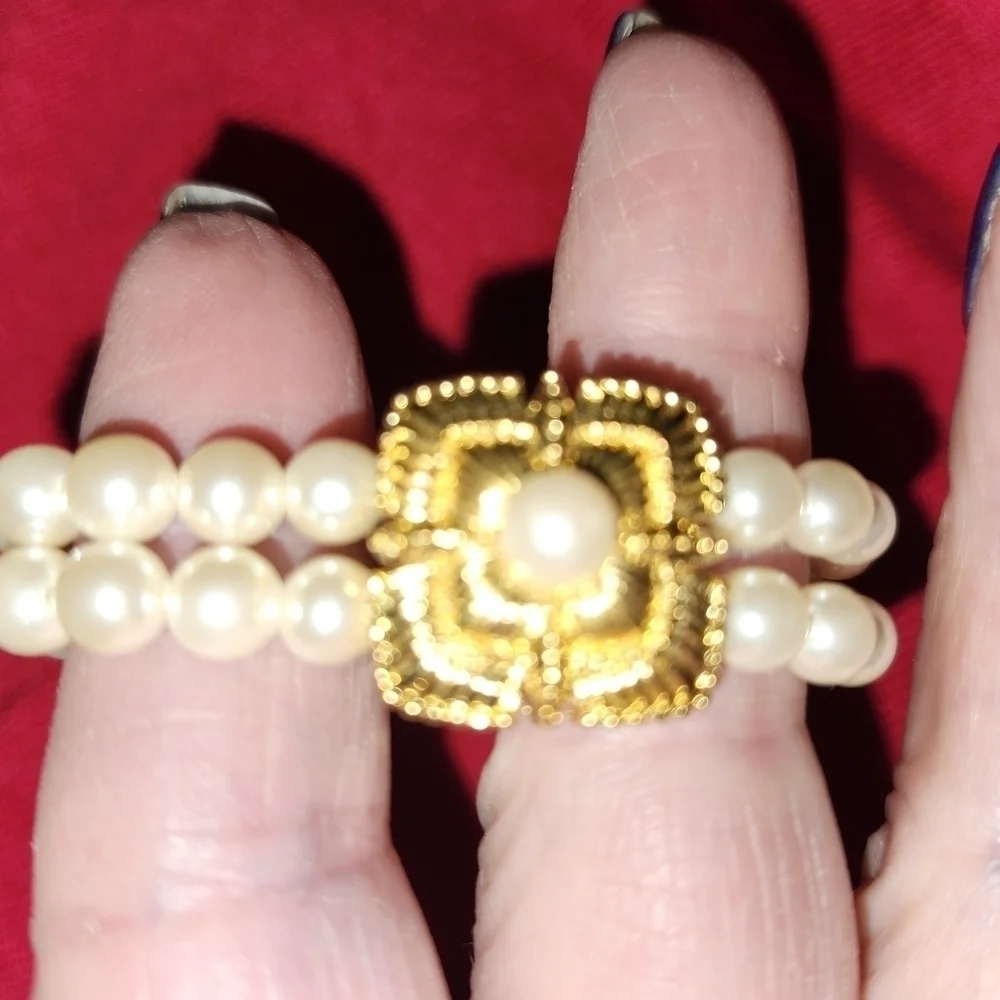 Beautiful Faux pearl bracelet with gold accents